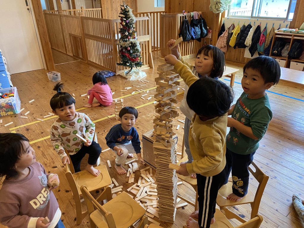 カプラ(積み木あそび)どれだけ高く積めるかな。とっても真剣です
