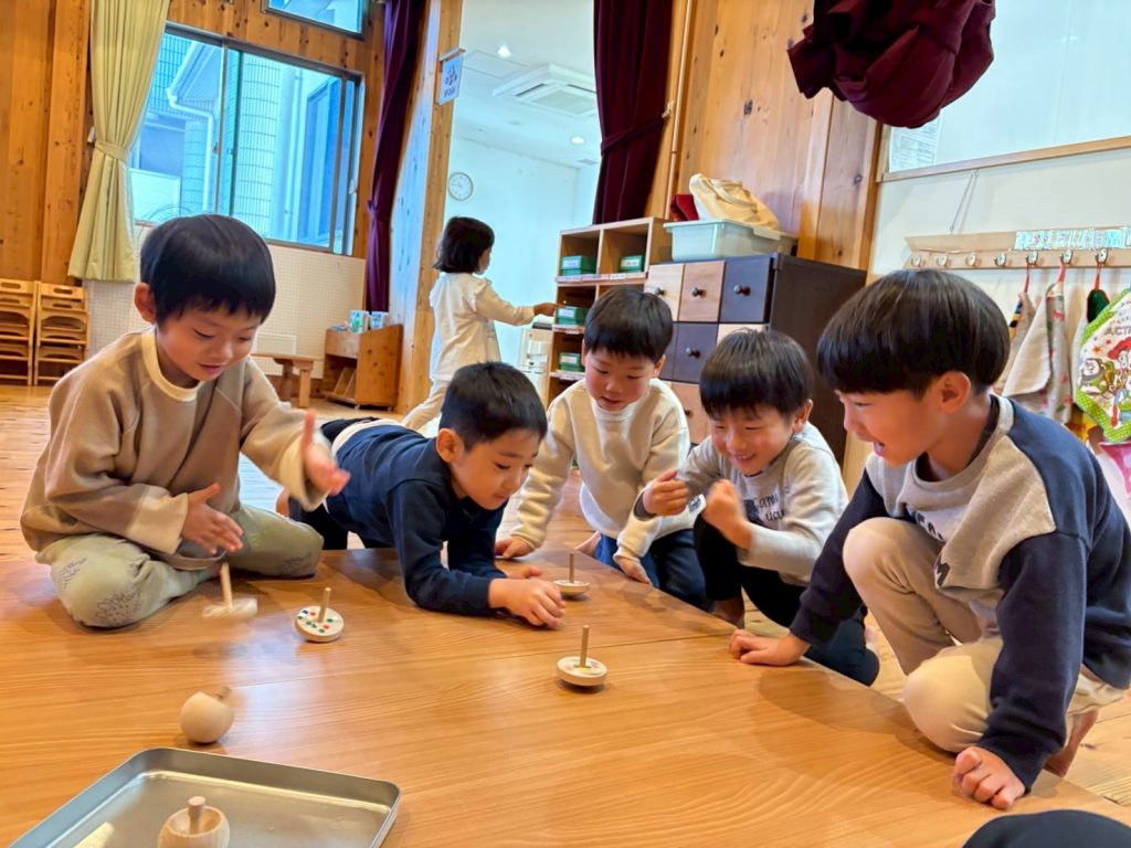 こままわし だれのが、一番長く回っているかな?