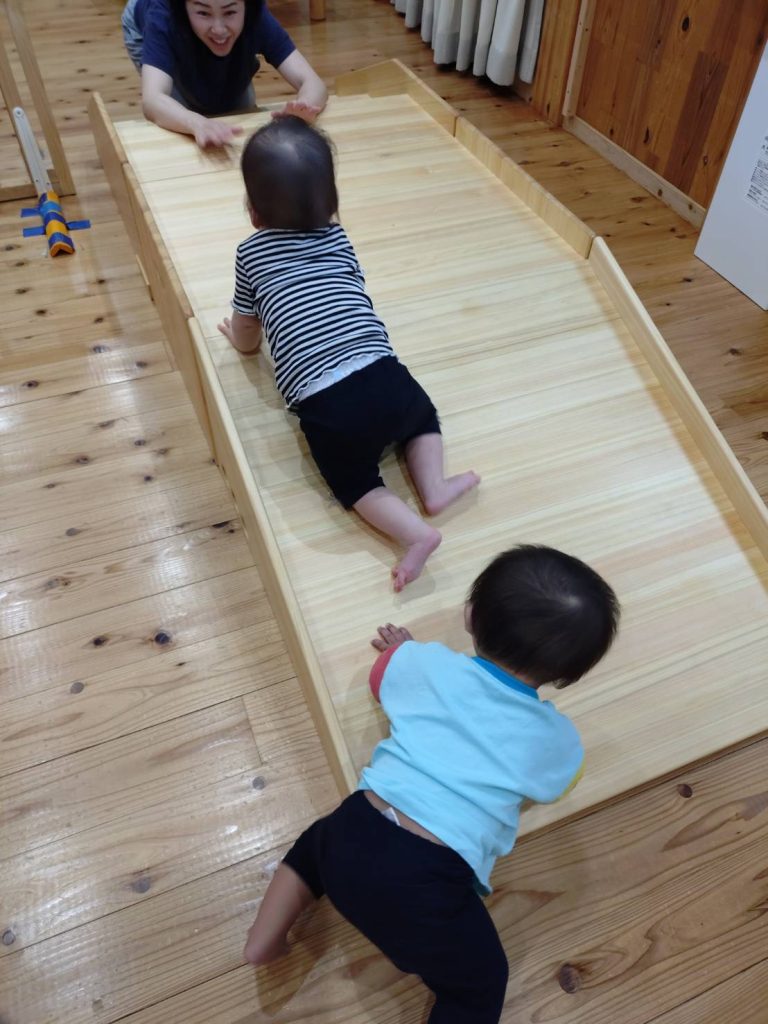 木製のすべり台